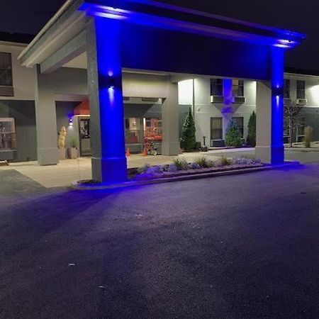 Days Inn By Wyndham Great Lakes Naval Base Норт-Чикаго Экстерьер фото