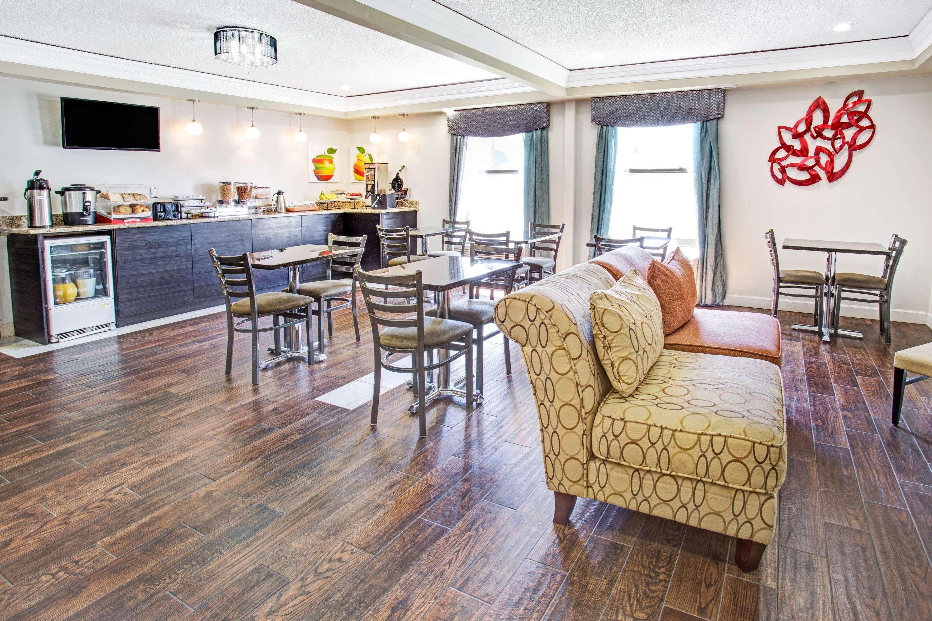Days Inn By Wyndham Great Lakes Naval Base Норт-Чикаго Экстерьер фото