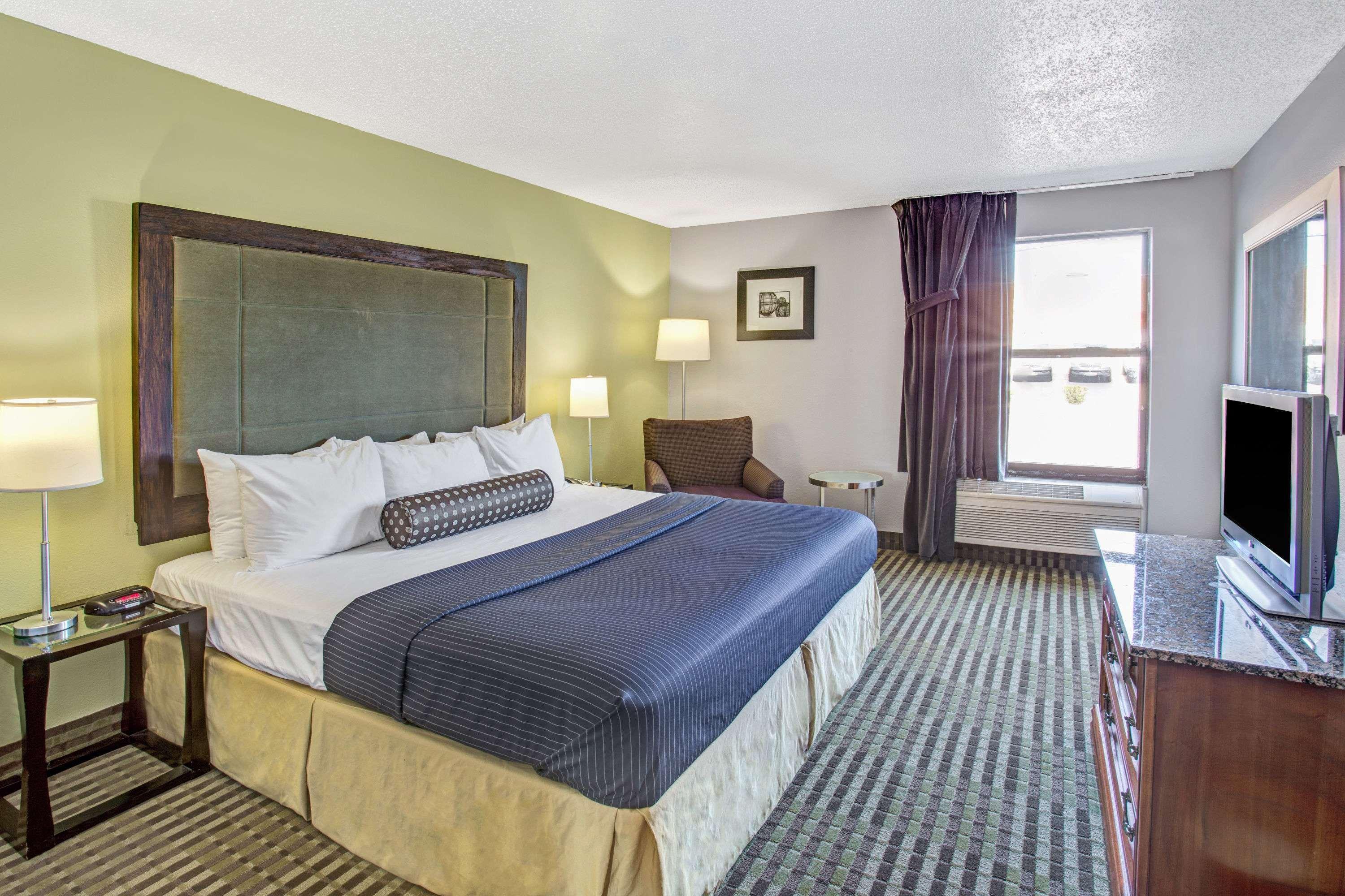 Days Inn By Wyndham Great Lakes Naval Base Норт-Чикаго Экстерьер фото
