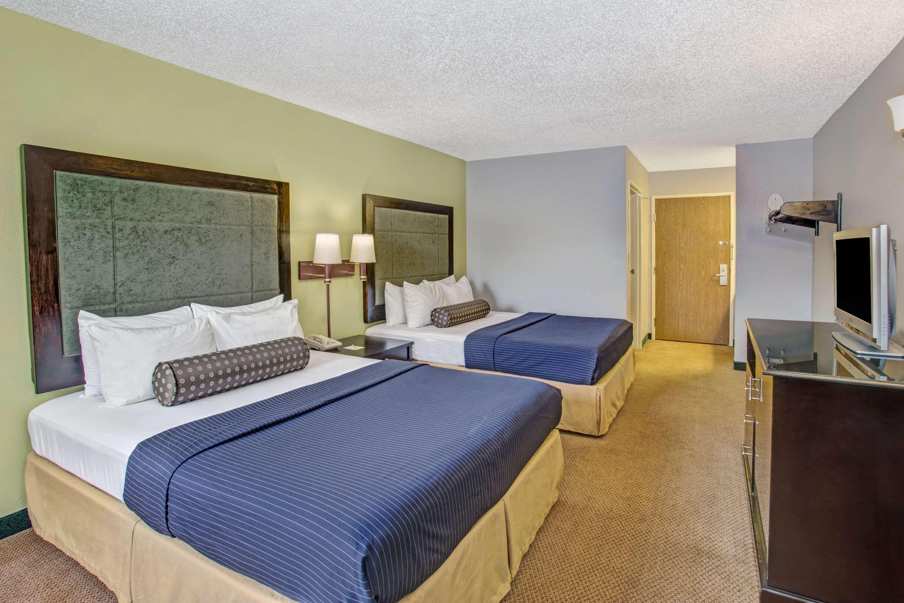 Days Inn By Wyndham Great Lakes Naval Base Норт-Чикаго Экстерьер фото