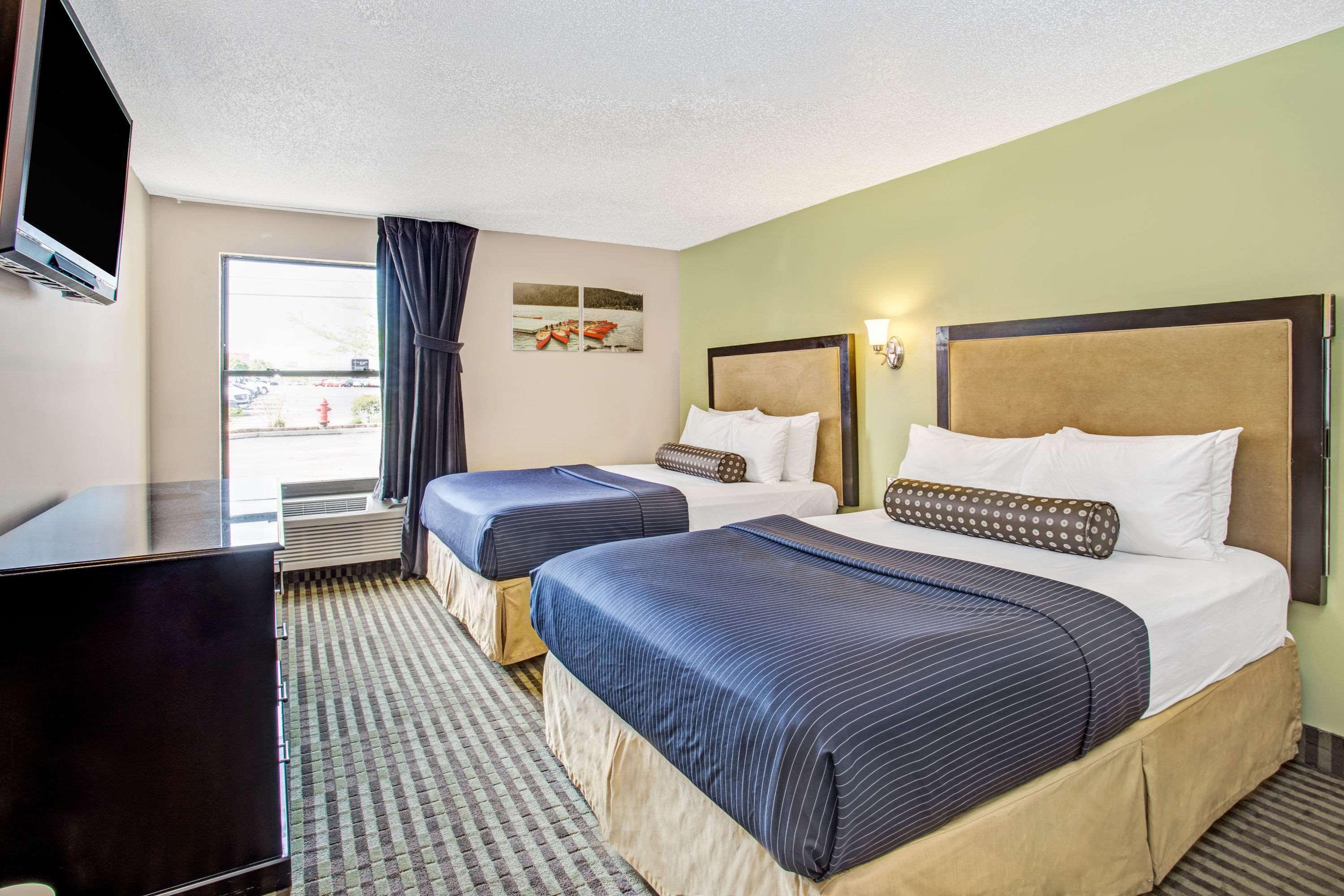 Days Inn By Wyndham Great Lakes Naval Base Норт-Чикаго Экстерьер фото